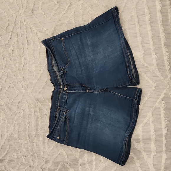 Medium wash Levi's jean shorts size 33! - Picture 1 of 11